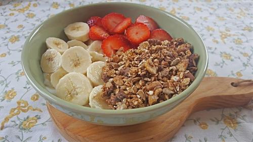 Leia mais Iogurte Grego com Granola e Frutas Frescas
