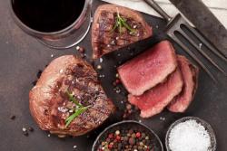 Contra Filé Assado com Molho de Vinho Tinto Contra Filé Assado com Molho de Vinho Tinto