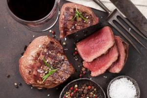 Receita de Contra Filé ao Molho de Vinho Tinto | Carne Macia e Suculenta