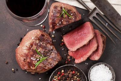 Receita de Contra Filé ao Molho de Vinho Tinto | Carne Macia e Suculenta