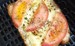 Tomate com Queijo Minas na Airfryer Tomate com Queijo Minas na Airfryer