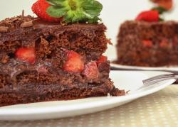 Bolo de Chocolate com Recheio de Brigadeiro e Morango Bolo de Chocolate com Recheio de Brigadeiro e Morango