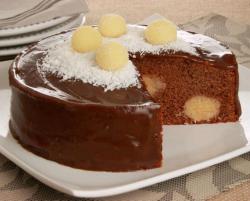 Bolo de Aniversário de Chocolate e Beijinho Bolo de Aniversário de Chocolate e Beijinho