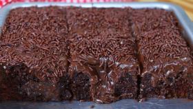 Receita de Bolo de Chocolate Molhadinho | Receita Fácil e Rápida