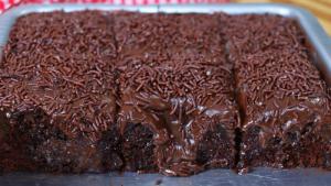Receita de Bolo de Chocolate Molhadinho | Receita Fácil e Rápida