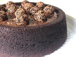 Bolo de Chocolate com Crocante de Oreo Bolo de Chocolate com Crocante de Oreo
