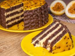 Bolo de Chocolate com Mousse de Maracujá Bolo de Chocolate com Mousse de Maracujá