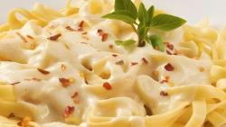 Macarrão ao Molho Branco Rápido Macarrão ao Molho Branco Rápido