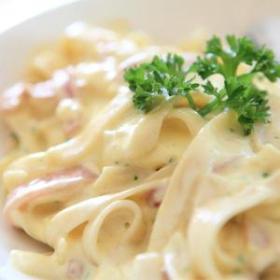Receita de Macarrão ao Molho Branco em 15 Minutos | Receita Rápida