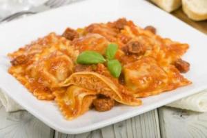 Receita de Ravioli ao Molho Branco com Calabresa | Massa Recheada