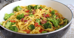 Receita de Macarrão com Brócolis, Linguiça e Bacon | Prato Único