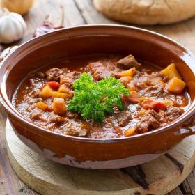 Receita de Goulash Húngaro com Nhoque | Ensopado de Carne Tradicional