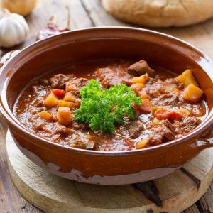 Receita de Goulash Húngaro com Nhoque | Ensopado de Carne Tradicional