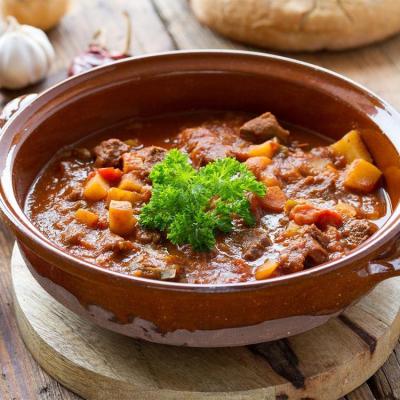 Receita de Goulash Húngaro com Nhoque | Ensopado de Carne Tradicional