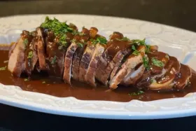 Receita de Lombo Suíno ao Molho de Porto | Sabor Sofisticado