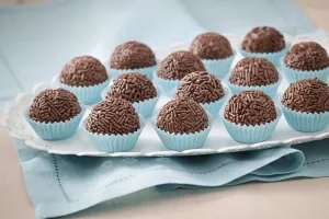 Receita de Brigadeiro Cremoso Ponto de Enrolar | Doce Brasileiro