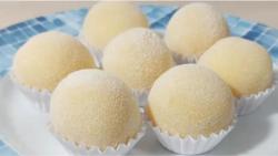 Brigadeiro de Leite em Pó com Recheio de Morango Brigadeiro de Leite em Pó com Recheio de Morango
