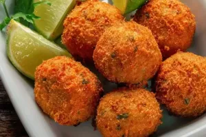 Receita de Bolinho de Bacalhau Português | Crocante por Fora