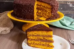 Bolo de Cenoura com Cobertura de Brigadeiro Bolo de Cenoura com Cobertura de Brigadeiro