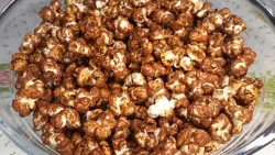 Pipoca com Chocolate Fácil e Crocante Pipoca com Chocolate Fácil e Crocante